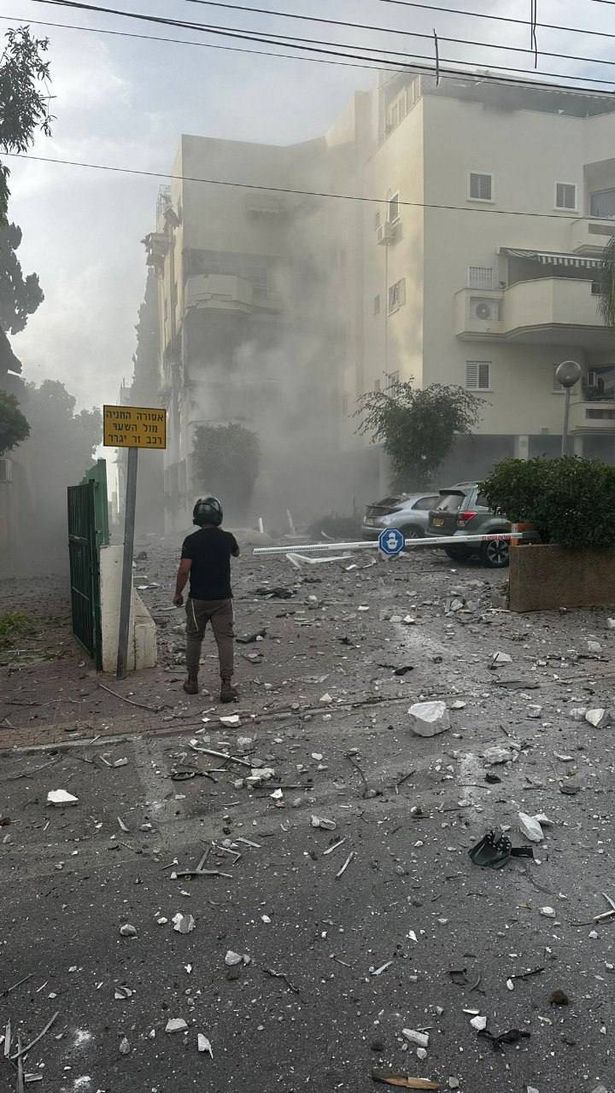  مصابان جراء سقوط صاروخ على مبنى في رحوفوت جنوبي تل أبيب