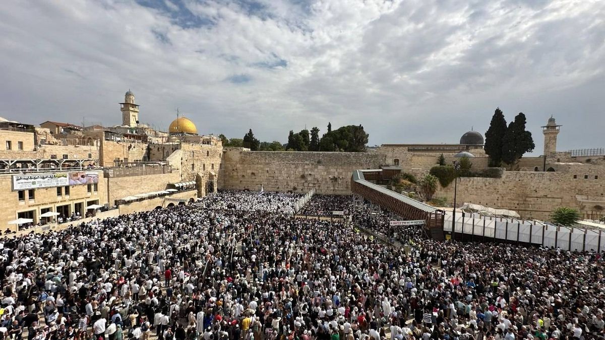 مئات المستوطنين يقتحمون المسجد الأقصى، لليومم السادس من أيام العرش 