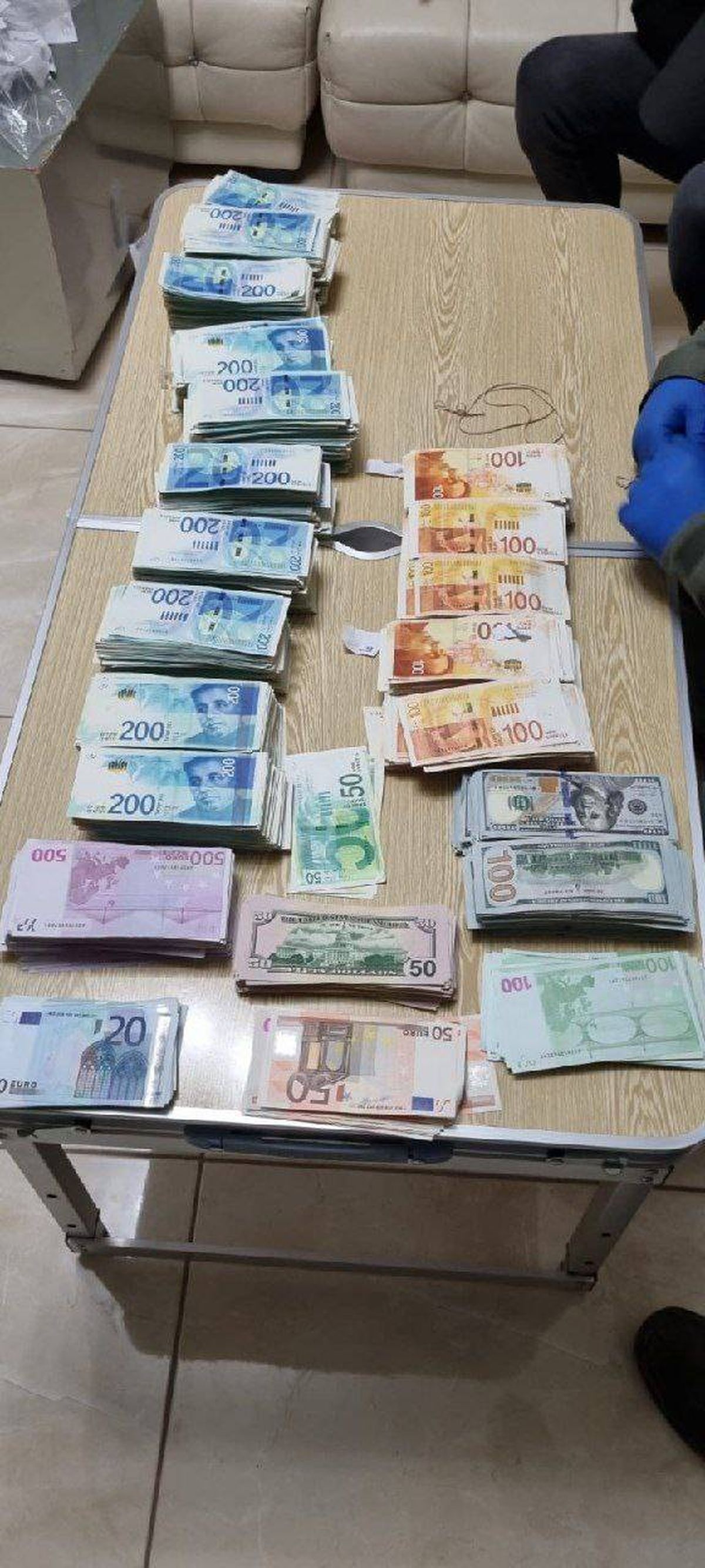 اعتقال شقيقين من البقيعة بشبهة غسل أموال
