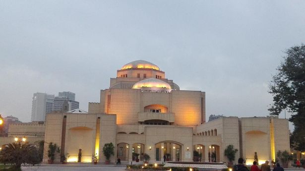 الوصف: مبنى دار الأوبرا المصرية بالقاهرة في المساء.
المصدر: لا روسا / ويكيميديا كومنز (CC BY-SA 4.0)