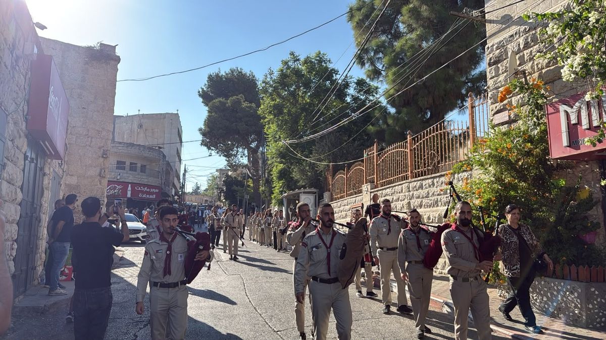 تشييع جثمان الفنان التشكيلي الفلسطيني الكبير سليمان منصور في بيرزيت بمشاركة المئات، وسط استذكار مسيرته الفنية ودوره في توثيق الهوية الفلسطينية وتعزيز حضورها الثقافي