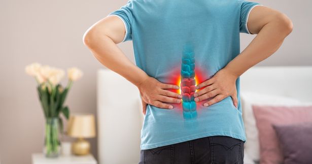 كسر العمود الفقري.. الأسباب والأنواع والأعراض وكيفية الوقاية