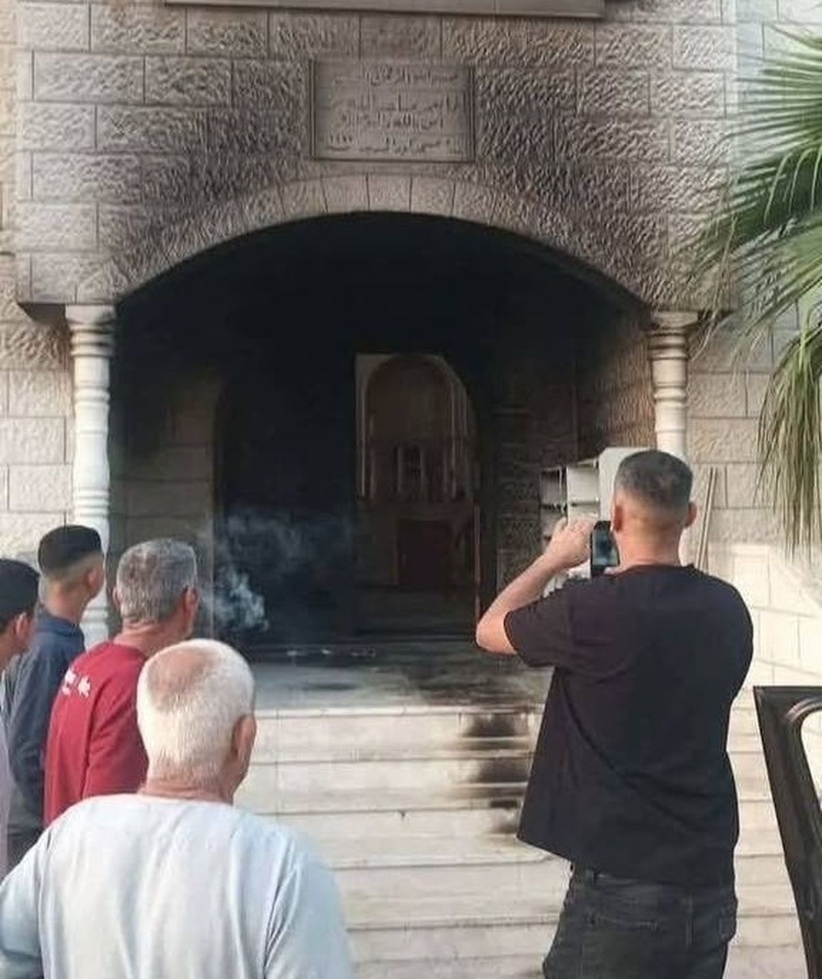 فجرٌ على رائحة الحريق.. رئيس مجلس "كوم": ثلاثة أشخاص تسللوا فجراً وأحرقوا مدخل المسجد