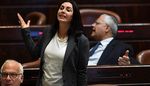 على اليمين: صورة من متن الطائرة أثناء إجلاء الإسرائيليين من السعودية

على اليسار: طائرة دبي فلاي- المصدر: قسطنطين فون فيديلستيدت (Konstantin von Wedelstaedt) / ويكيميديا كومنز (GFDL 1.2)