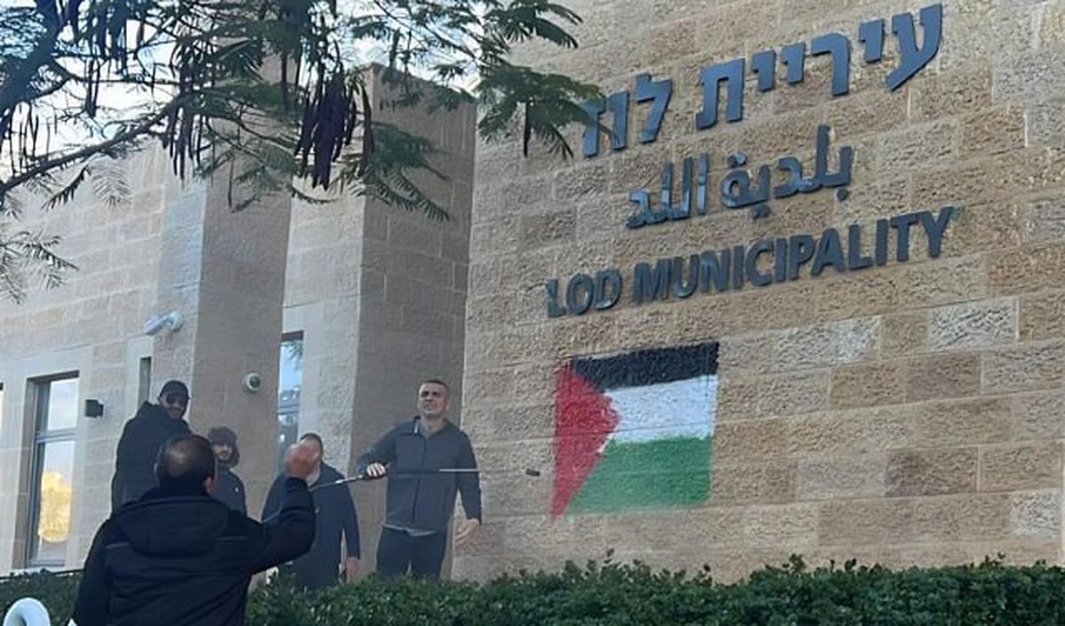 رسم علم فلسطين على مبنى بلدية اللد يثير جدلاً واسعاً