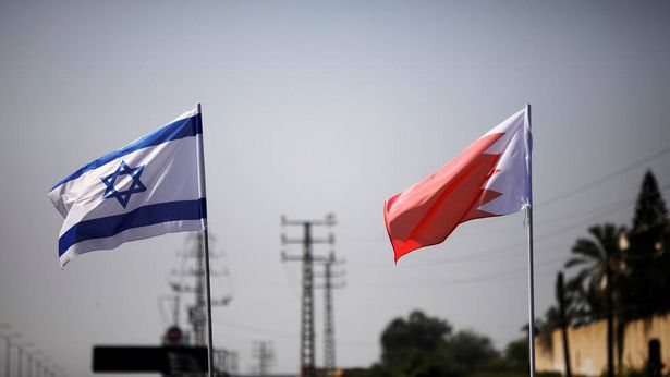 وزيرة بحرينية رفضت مصافحة السفير الاسرائيلي، فأطاحوا بها!