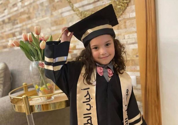 الطفلة هند التي بقيت محاصرة داخل المركبة (مواقع التواصل الإجتماعي)