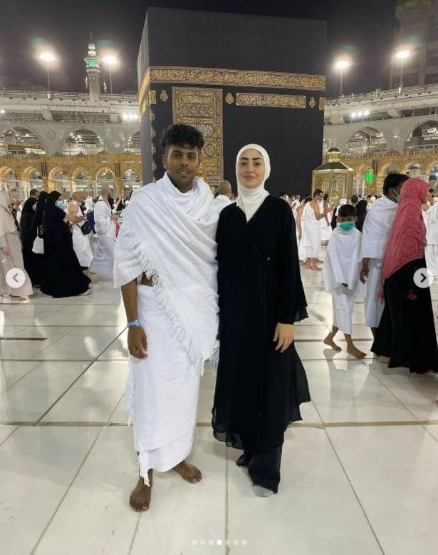 ذهب للعمرة مع صديقته وعلّق: "ليس حرامًا" .. مطرب الراب عفروتو يثير الجدل