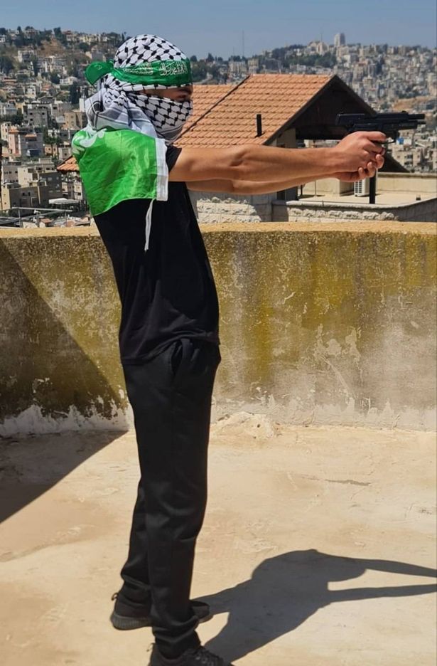 صورة نشرها الشاباك لأحد الشبان المعتقلين