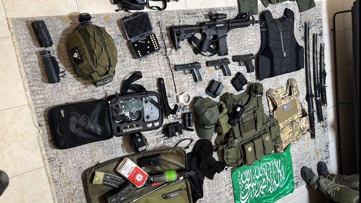 صورة للمضبوطات التي عُثر عليها بحوزة الشاب المشتبه به-تصوير الشرطة