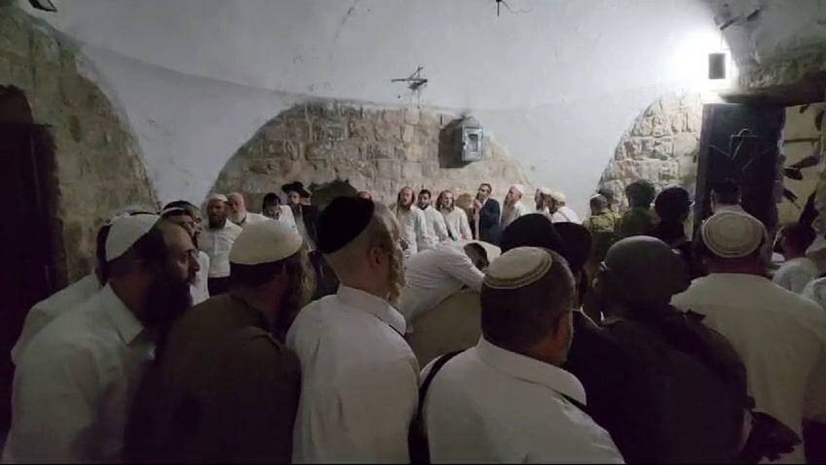 بحماية الجيش الإسرائيلي.. مستوطنون يقتحمون مقام "قبر يوسف" في مدينة نابلس