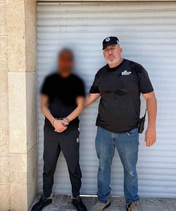 اعتقال شاب في يافا بعد ضبط مسدس محشو بالذخيرة خلال مداهمة أمنية