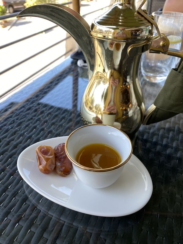 دلّة قهوة عربية تقليدية وفنجان قهوة بالزعفران مع تمرتين (تصوير: Slywire / ويكيميديا كومنز، CC BY-SA 4.0)