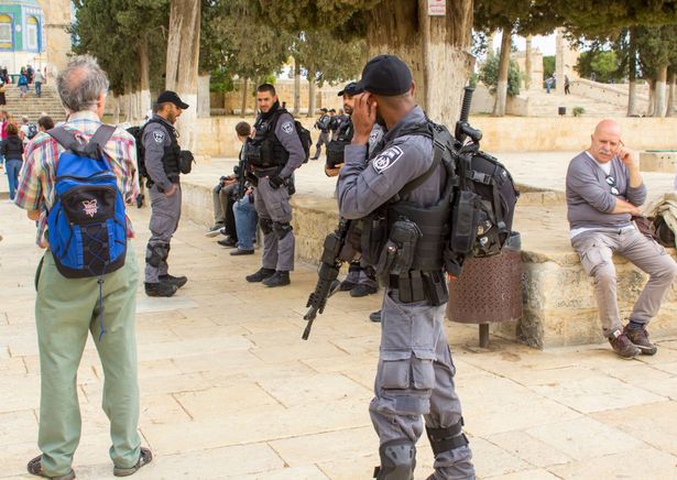 عشرات المستوطنين يقتحمون المسجد الأقصى المُبارك