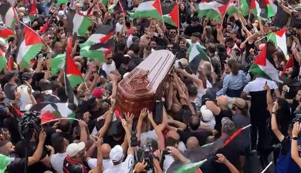 حشود غفيرة تُشيّع جُثمان الصحفية الشهيدة شيرين أبو عاقلة والشرطة تمنع ذلك..