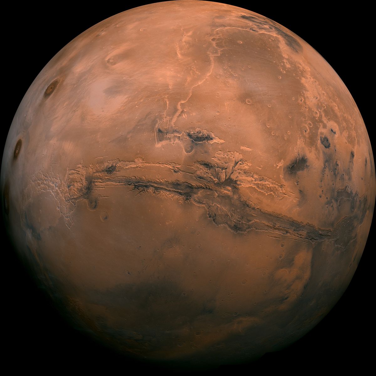 كوكب المريخ ويظهر فيه وادي مارينر، من صور مركبة فايكينغ المدارية (تصوير: NASA / USGS، ملك عام)