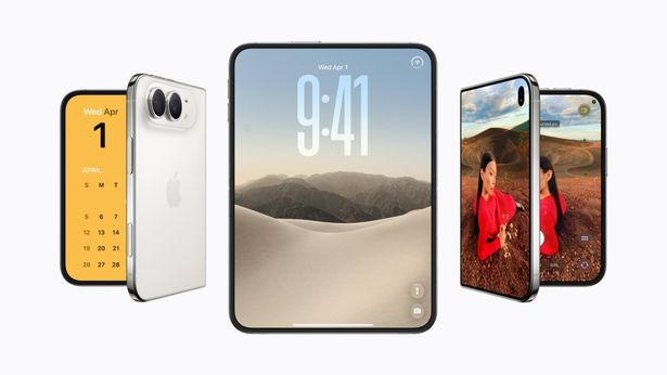 ثلاثة هواتف iPhone Duo، اثنان منها مطويان والأوسط مفتوح (المصدر: أبل)