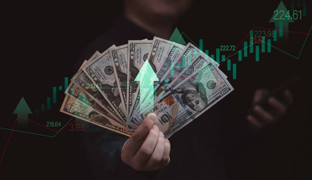 ارتفاع الدولار الأميركي يحدث تحولاً في الواقع المالي العالمي ويثير مخاوف من تداعيات اقتصادية عالمية