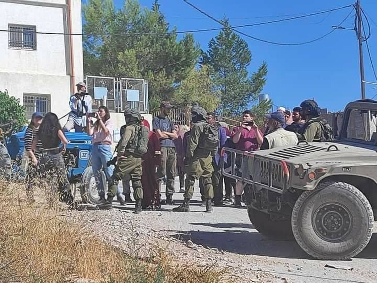 بيت لحم: مستوطنون يرشّون مياها عادمة على أراض زراعية