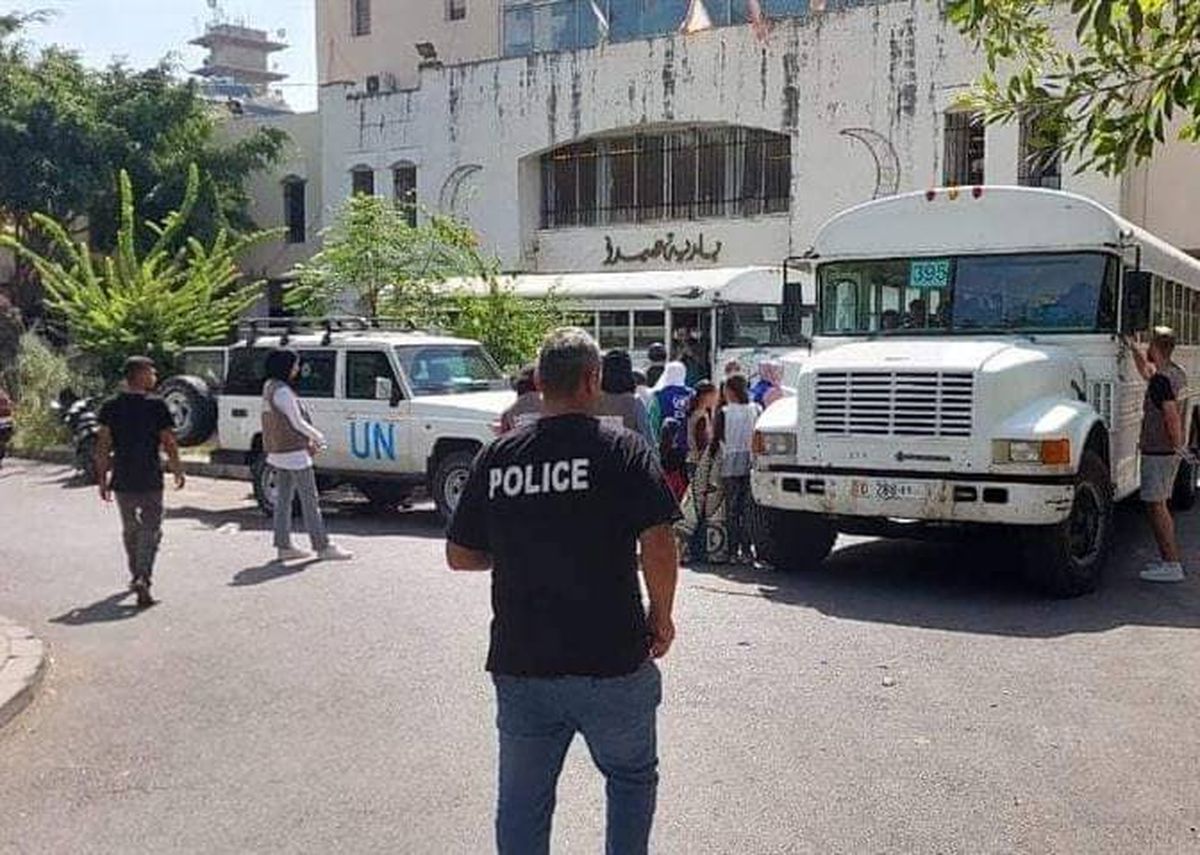 "الأونروا" تُخرج حوالي 400 نازح من مخيم عين الحلوة في لبنان