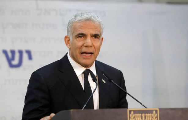 لابيد: "المشاغبون الذين يهاجمون شاحنات المساعدات هم ميليشيات تابعة للحكومة"