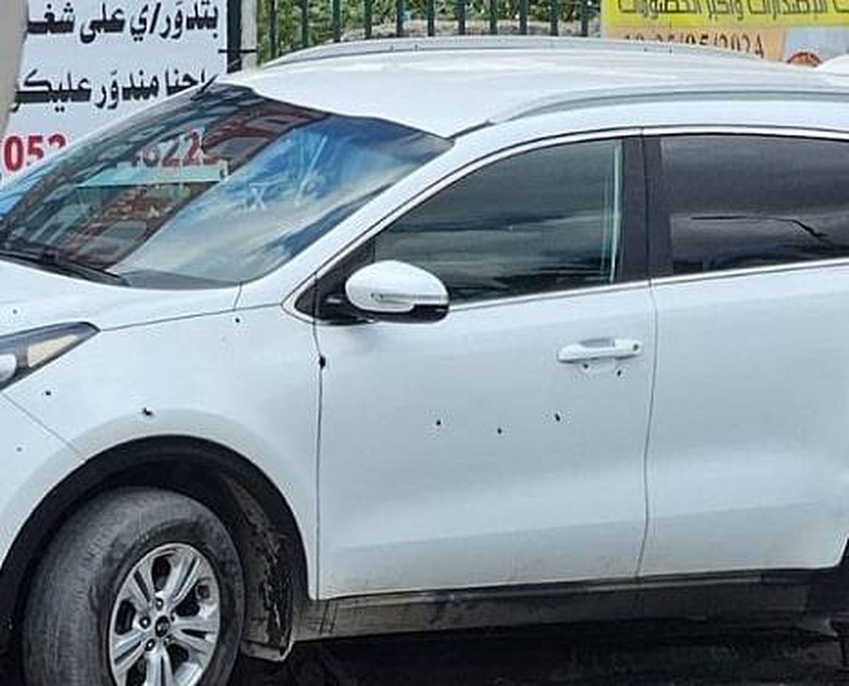 مركبة الشاب في قلنسوة جراء تعرضها لوابل من الرصاص - وسائل التواصل  