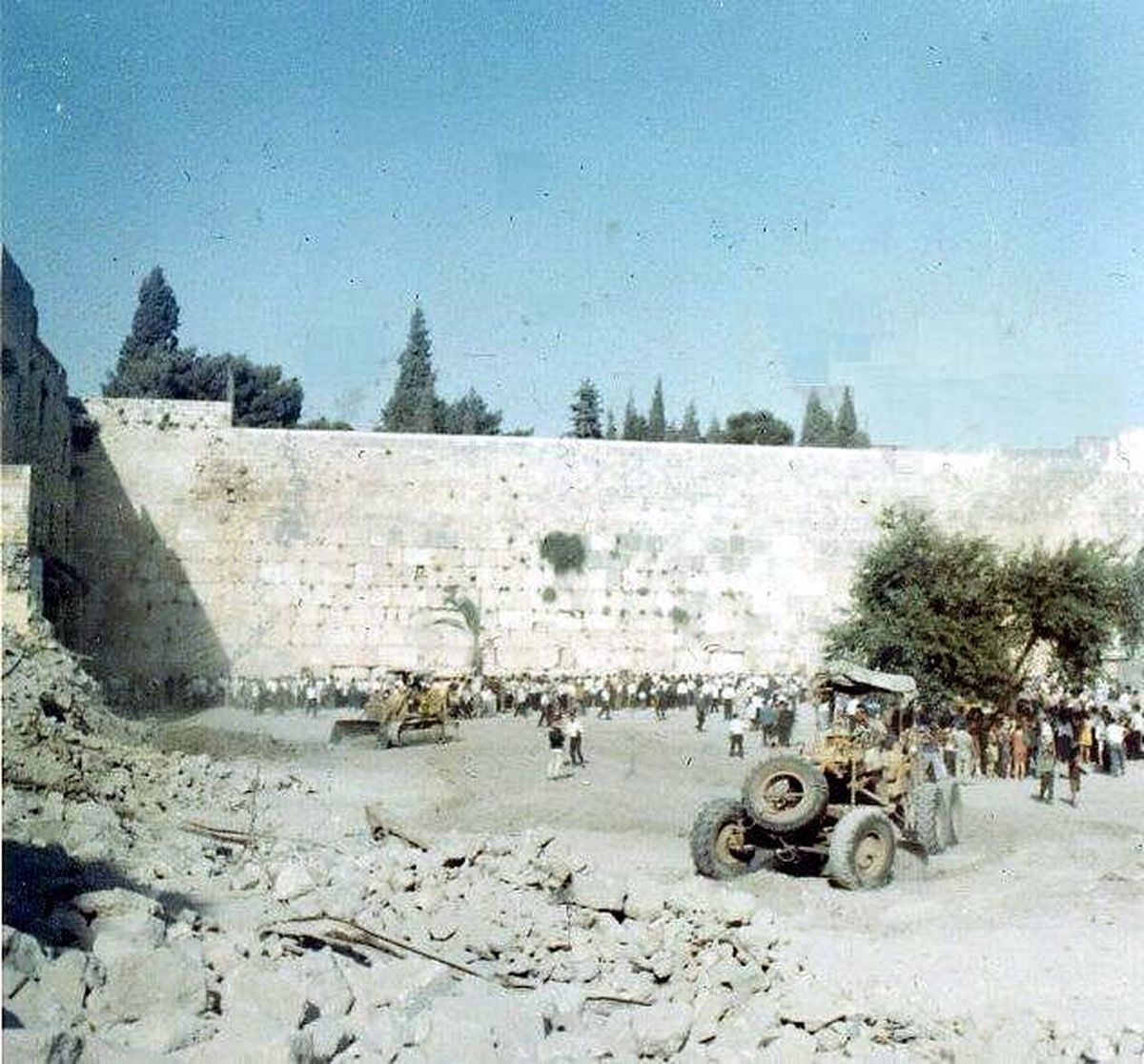 جرّافات إسرائيلية تزيل ركام حارة المغاربة بعد هدمها، في يوليو سنة 1967- ويكيبيديا 
 