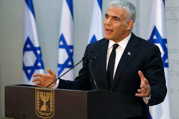 رئيس الوزراء يائير لبيد يهاتف الرئيس الفلسطيني محمود عباس ويتبادلان التهاني