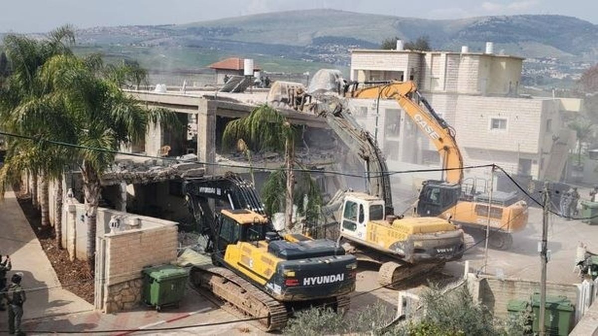 صورة أرشيفية للهدم من قرية طوبا الزنغرية- الشرطة الإسرائيلية
