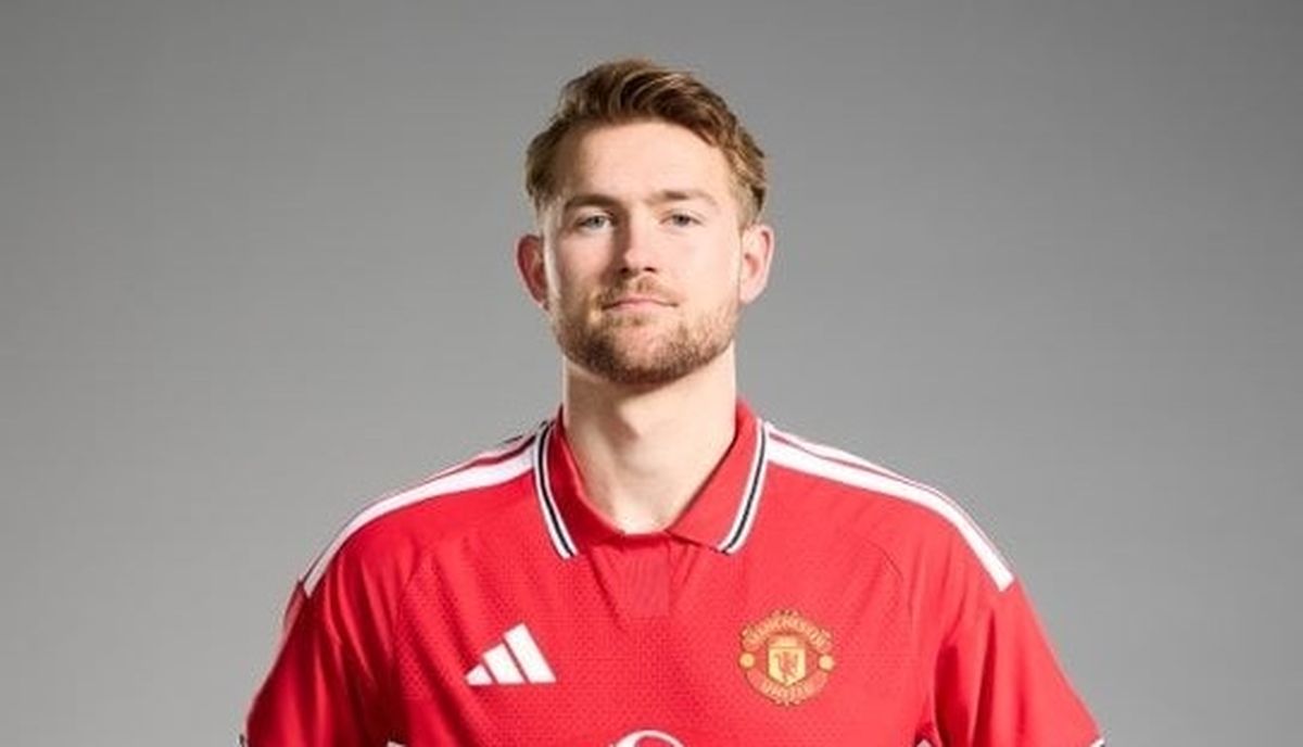 دي ليخت، الصورة من الصفحة الرسمية لمانشستر يونايتد- @ManUtd