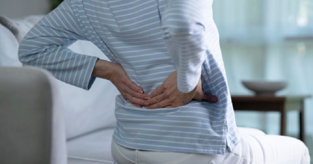 آلام أسفل الظهر.. مشكلة شائعة تعيق الحياة اليومية
