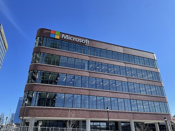 واجهة مبنى شركة مايكروسوفت (Microsoft) في مجمع أتلانتيك ستيشن بولاية أتلانتا الأمريكية، التقُطت بتاريخ 29 يناير 2022.

المصدر القانوني: تصوير Tyler Lahti (عمل شخصي - Own work) عبر منصة Wikimedia Commons (بترخيص Creative Commons Attribution-ShareAlike 4.0 International).