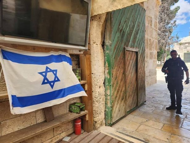 مستوطنون يقتحمون المسجد الأقصى ويرفعون العلم الإسرائيلي