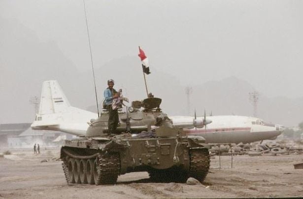 دبابة تابعة للقوات الحكومية اليمنية في مطار عدن الدولي عقب انتهاء حرب صيف 1994، يوليو 1994.

المصدر: غير معروف / آرشيف موقع علي ناصر محمد عبر ويكيميديا كومنز (ملكية عامة - Public Domain)
