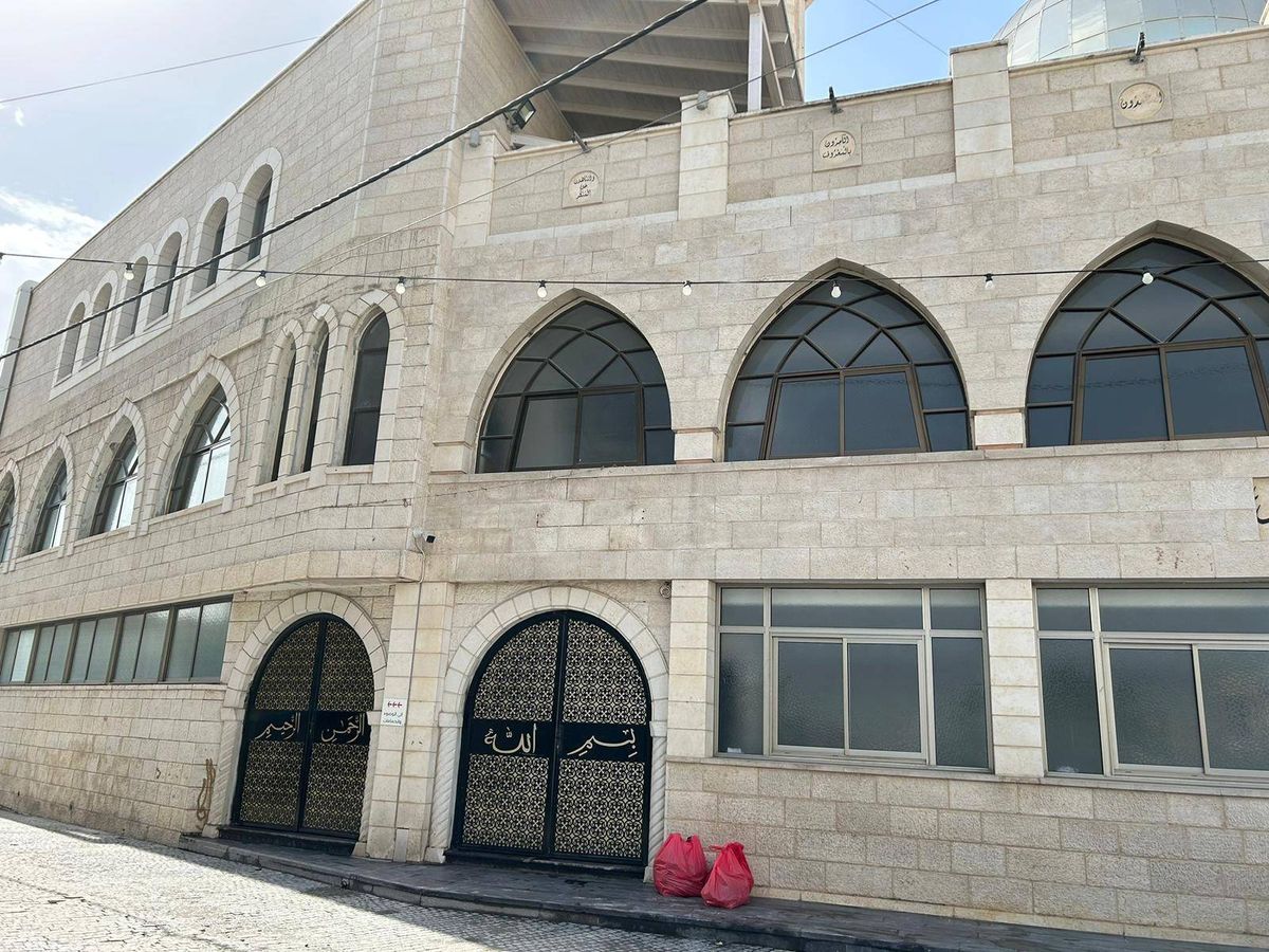 يهود متزمتين يقتحمون مسجد قرية المشهد