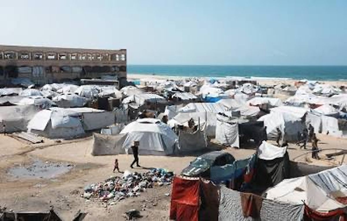 مخيمات الإيواء والنزوح المؤقت في قطاع غزة وسط الأزمة الإنسانية المستمرة.
المصدر: الأرشيف الصحفي والتقارير الإنسانية الدولية (UNRWA / الأمم المتحدة).