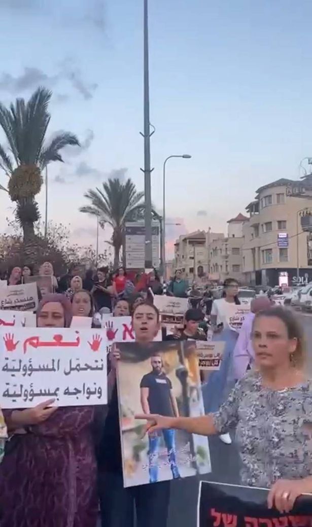 سخنين: الآلف يشيعون الضحية أبو صالح، ومظاهرة أمام مركز الشرطة 