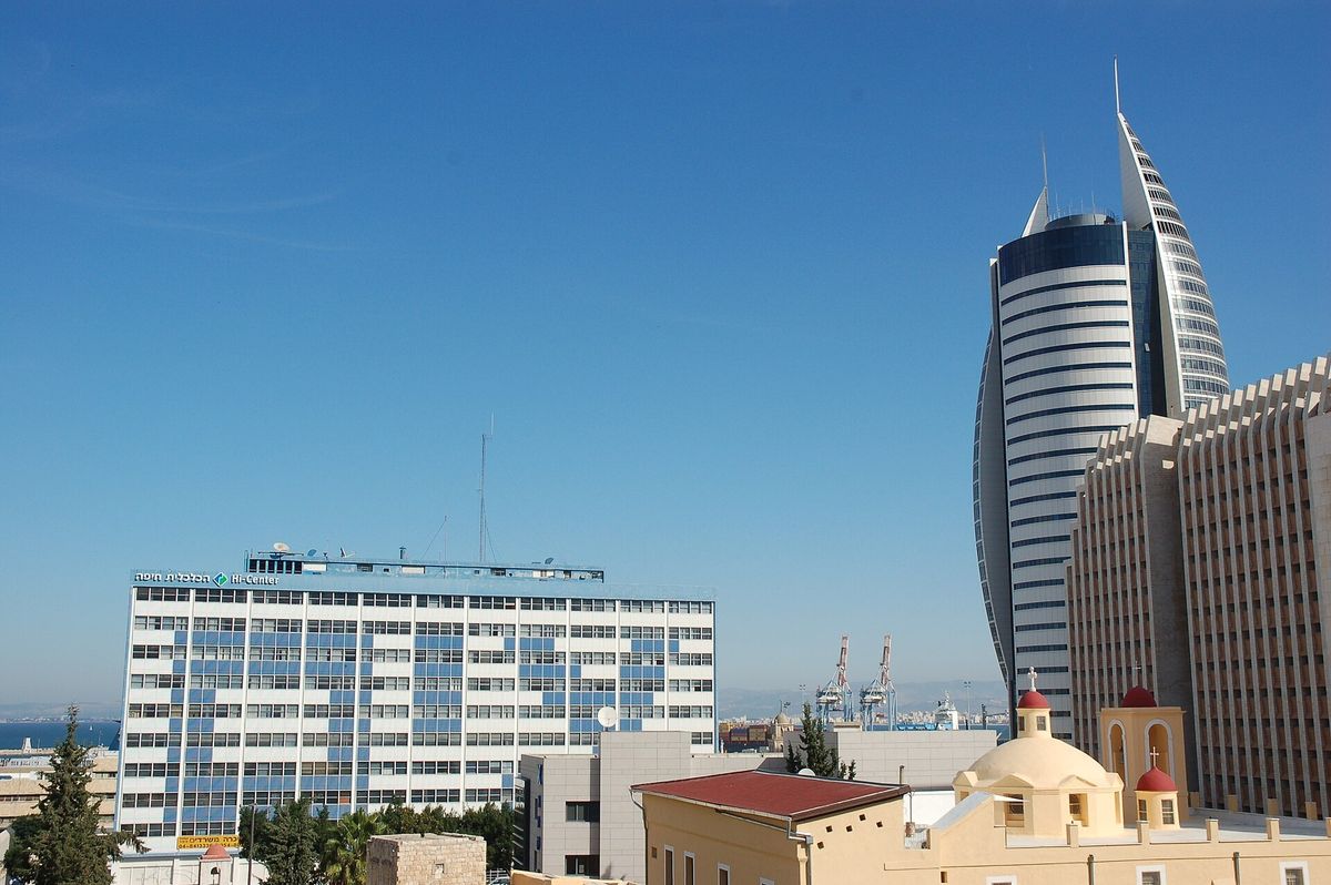 سفينة وحاويات شحن تابعة لشركة "زيم" (ZIM) في ميناء حيفا
المصدر: Wikimedia Commons (CC BY 2.0)