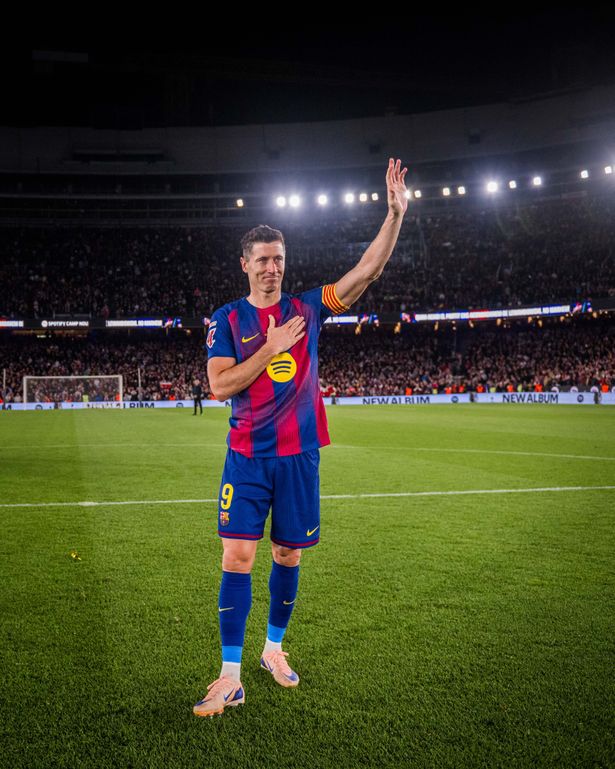ليفانوفسكي، الصورة من الحساب الرسمي لبرشلونة- @FCBarcelona