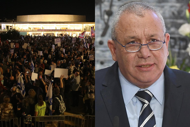 على اليمين: آيزنكوت
على اليسار: مظاهرة للمطالبة بتشكيل حكومة مع العرب في هبيماه