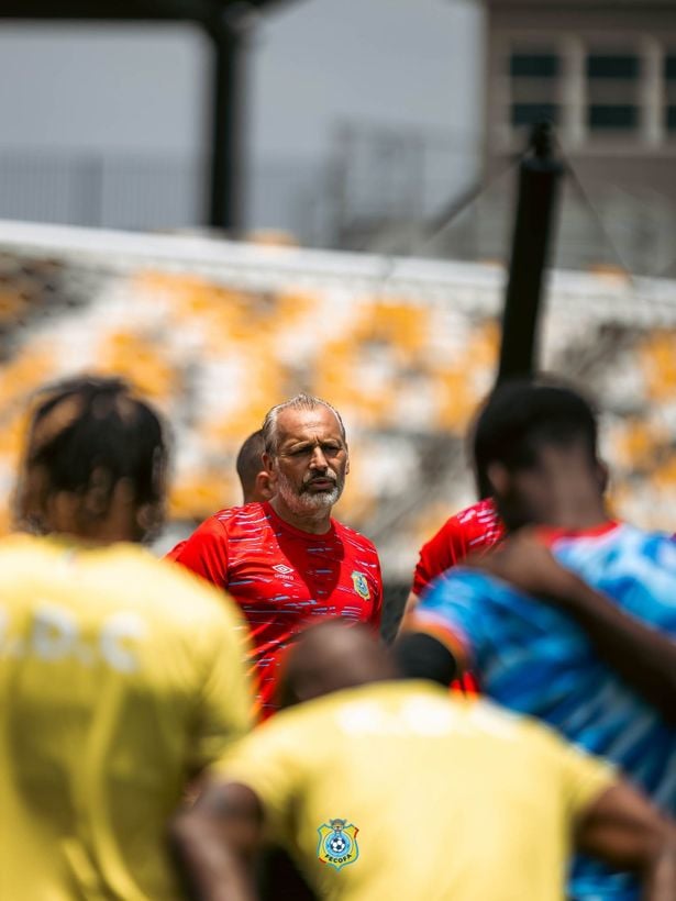 ديسابر، مدرب منتخب الكونغو، الصورة من الحساب الرسمي على فيسبوك- Fecofa - Fédération Congolaise de Football Association﻿