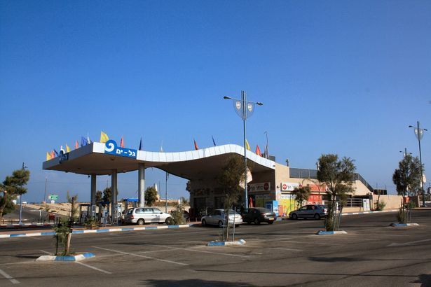 صورة من إحدى محطات الوقود والخدمة الذاتية
المصدر: ويكيميديا كومنز (CC BY-SA 3.0)