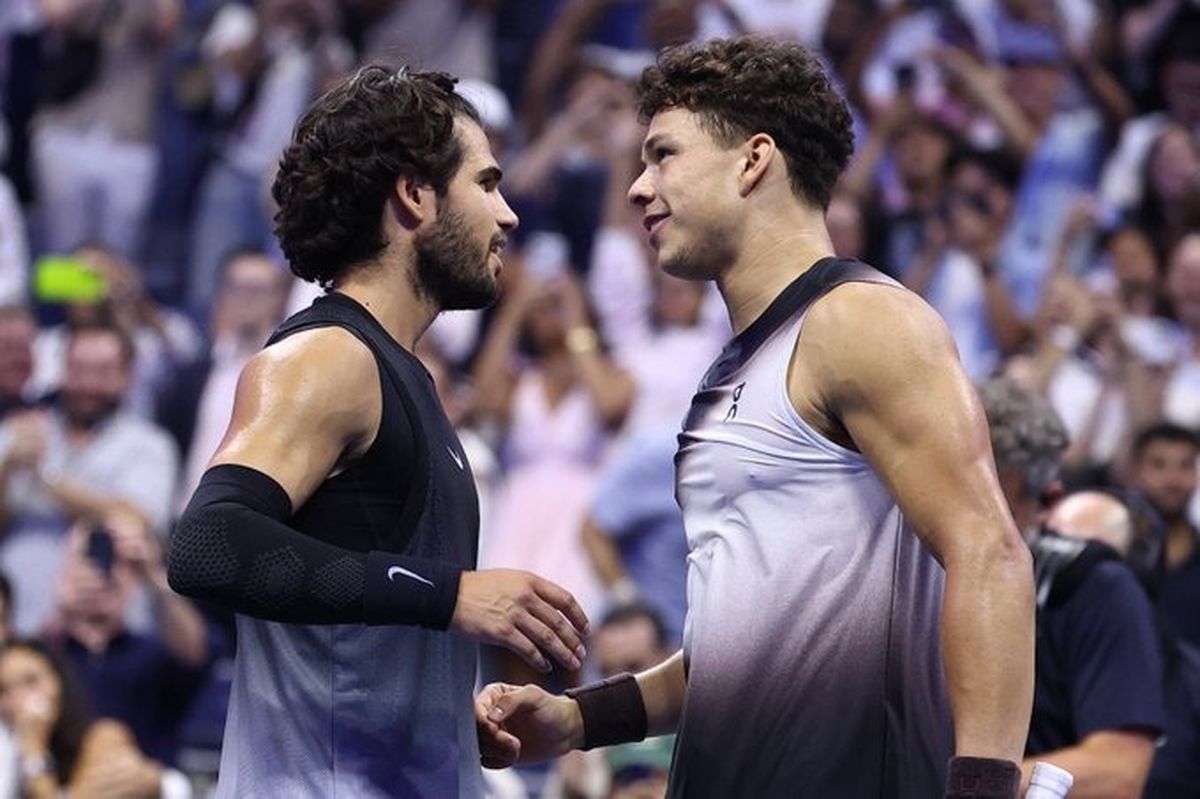 ألكاراز و بن شيلتون - الصورة من الحساب الرسمي لرولان غاروس على منصة اكس - @rolandgarros