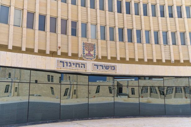 مركز عدالة يطالب بإيقاف سيرورة تشريع قانون فصل معلّمي المدارس