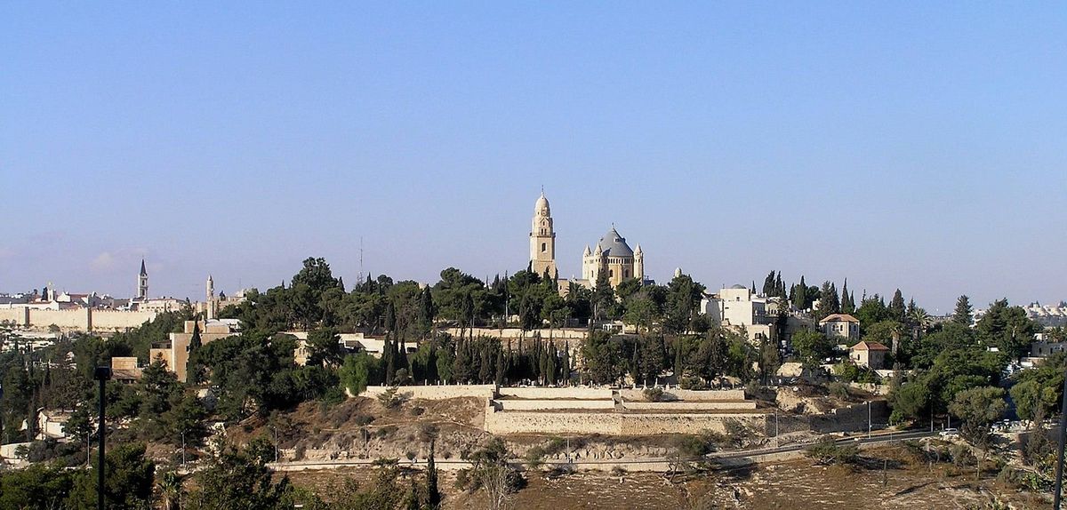 مستوطنان يقتحمان أراضي كنيسة بالقدس