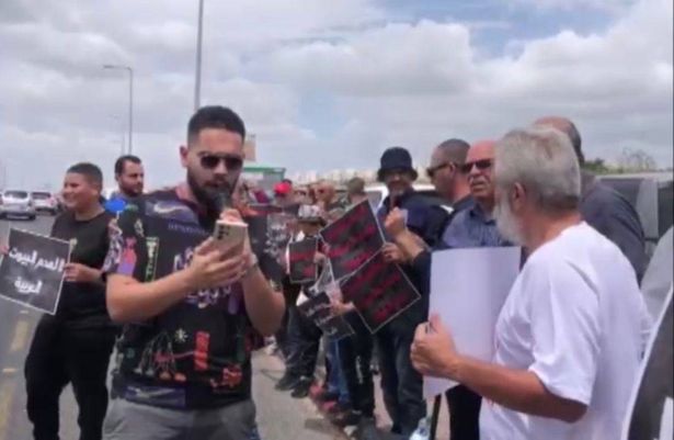 على مفرق الطيرة: تظاهرة احتجاجية تنديدًا لسياسة هدم البيوت 