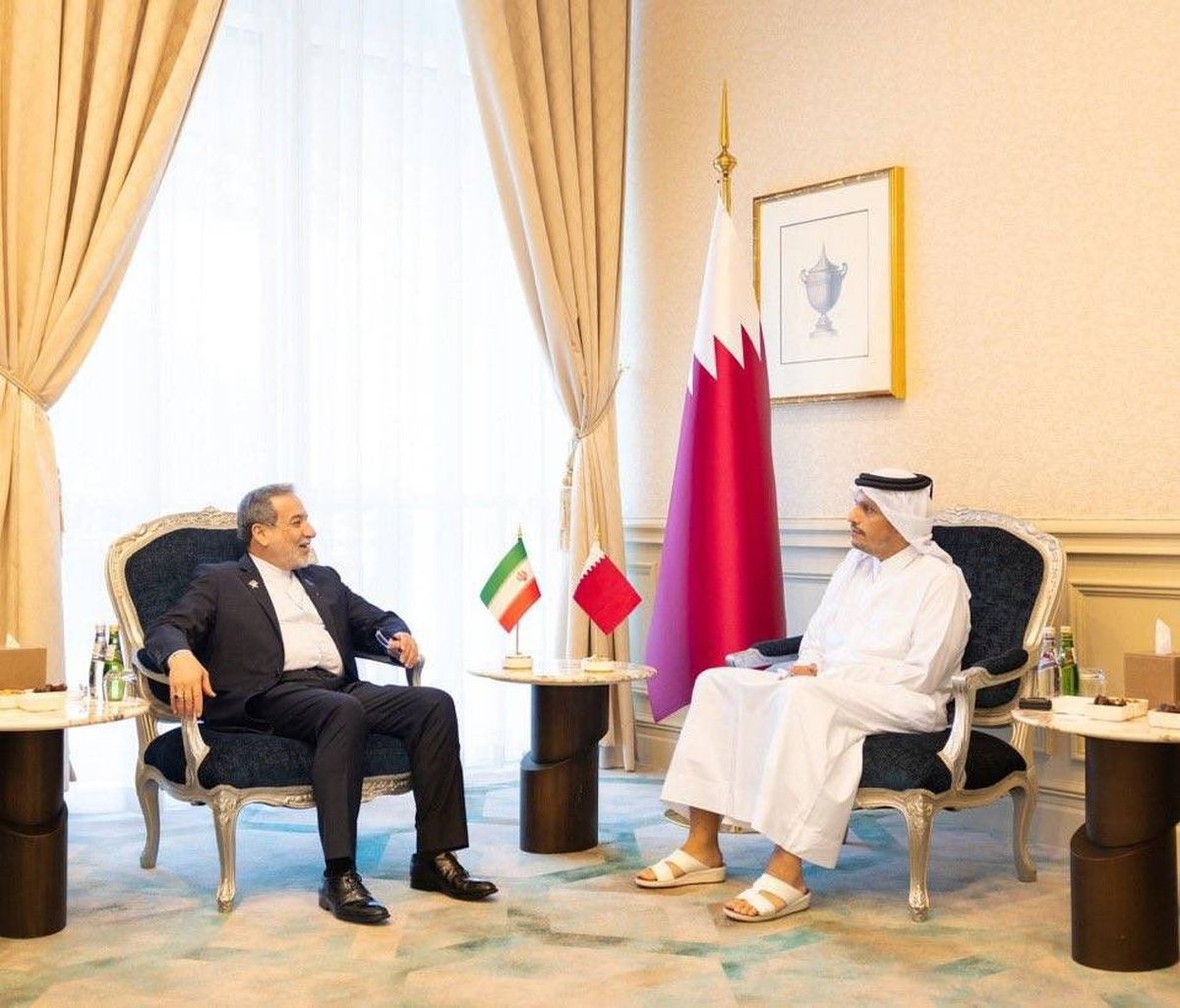 لقاء سابق بين عراقجي ورئيس الوزراء القطري-الصفحة الرسمية لوزير الخارجية الإيراني على منصة إكس 