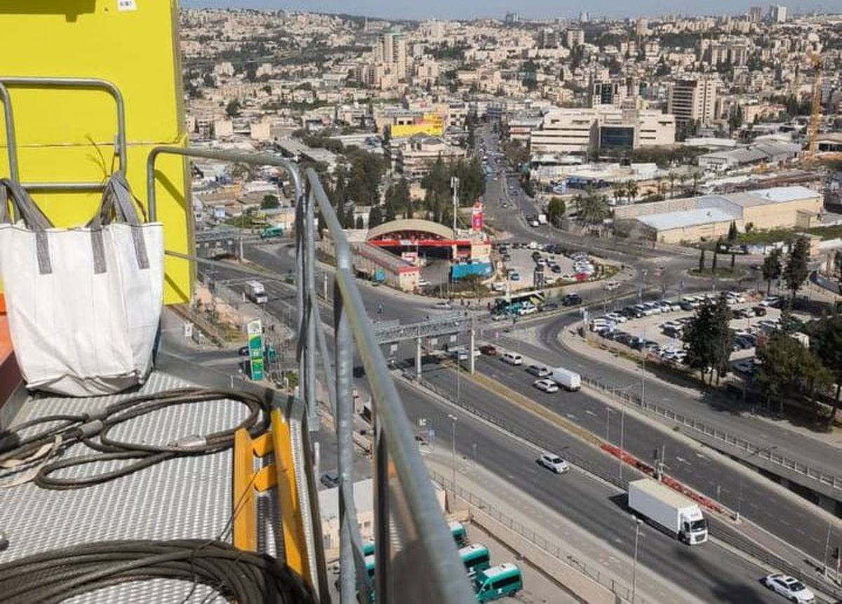 "أحتاج 7 دقائق للنزول وليس دقيقة ونصف".. عامل الرافعة الذي علق وقت القصف يتحدث لـ"الشمس"
