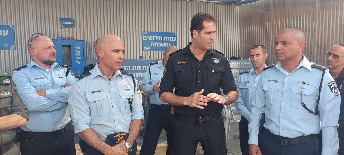 اتهام ثلاثة أشخاص من بئر السبع باطلاق نار داخل محل غسيل سيارات 