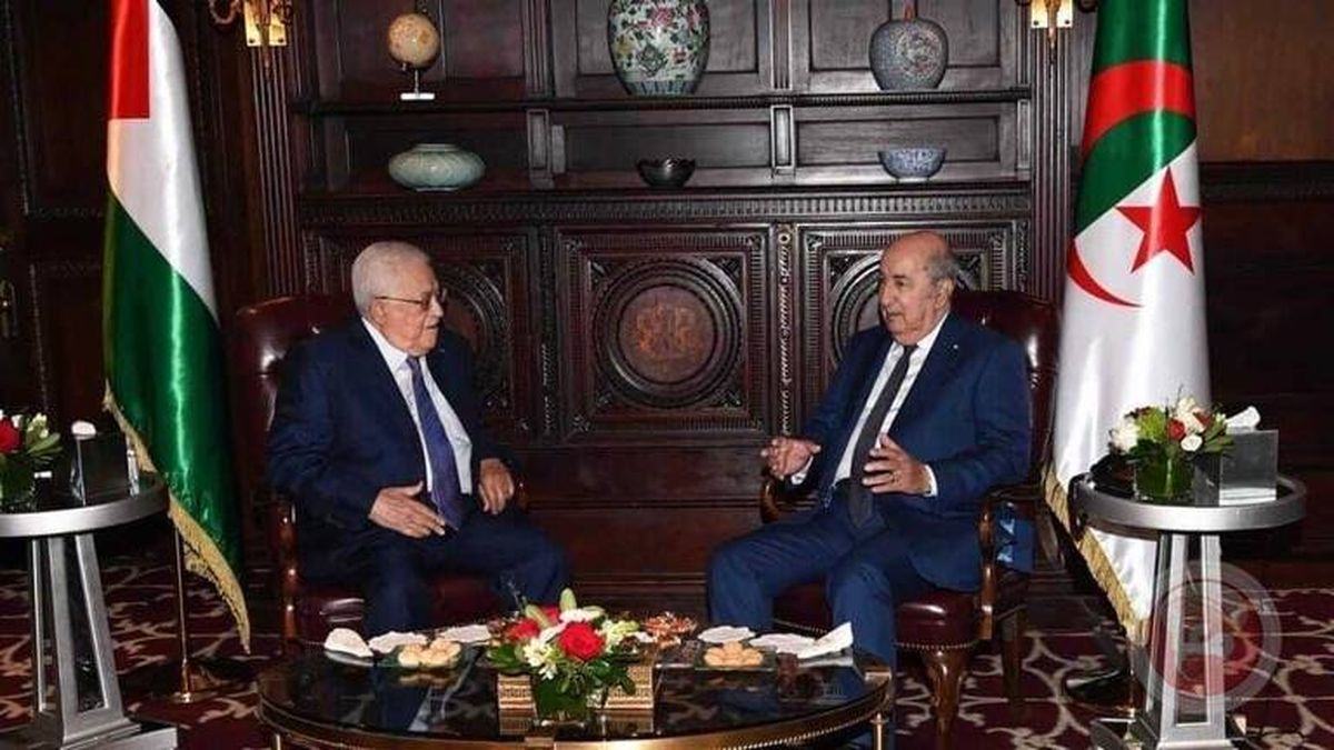 الرئيس الفلسطين محمود عباس مع الرّئيس الجّزائري عبد المجيد تبون، 